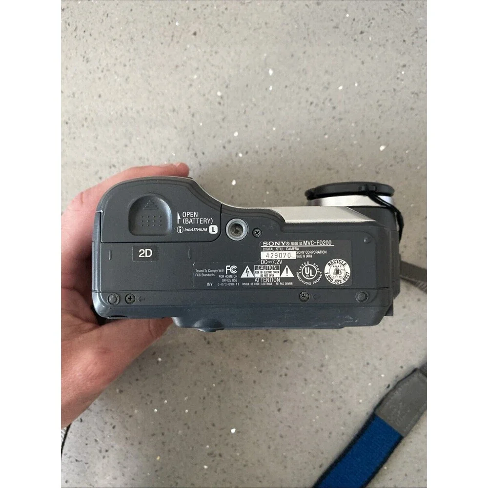 Sony FD Mavica Digital Camera MVC-FD200 No Battery - No Charger - Untested